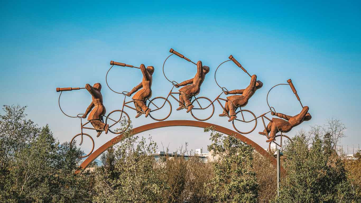 Uma escultura de ciclistas em monociclos em uma escultura no Parque Bicentenário no bairro Vitacura, Santiago do Chile.